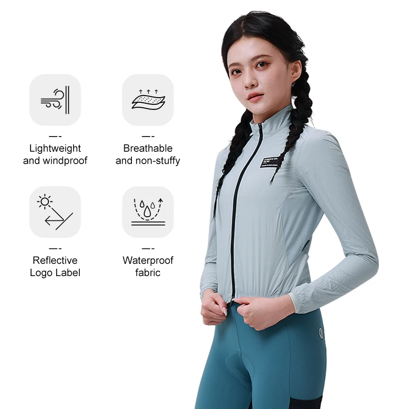 Dame in winddichter, wasserdichter Sportjacke.