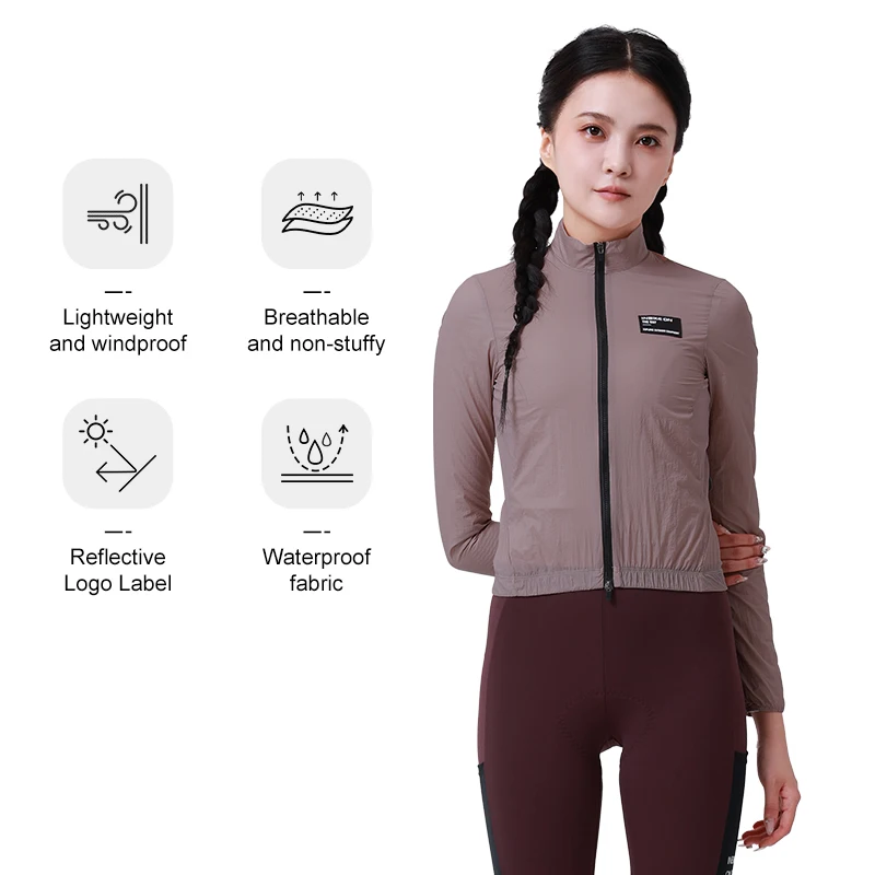 Dame in atmungsaktiver, wasserfester winddichter Jacke