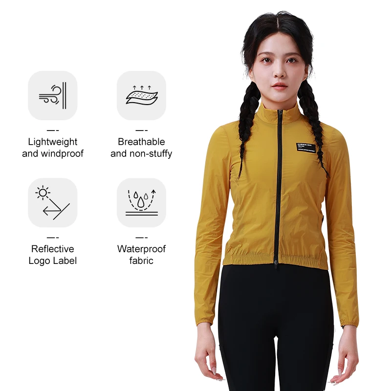 Frau in gelber Jacke, winddicht und atmungsaktiv.