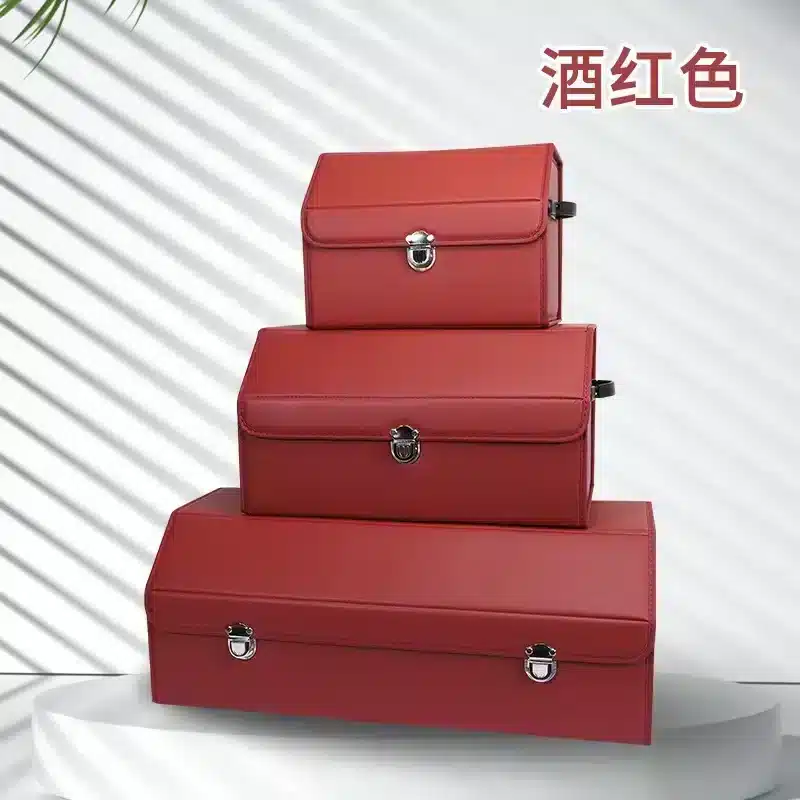 Drei rote Taschen in gestaffelten Größen.