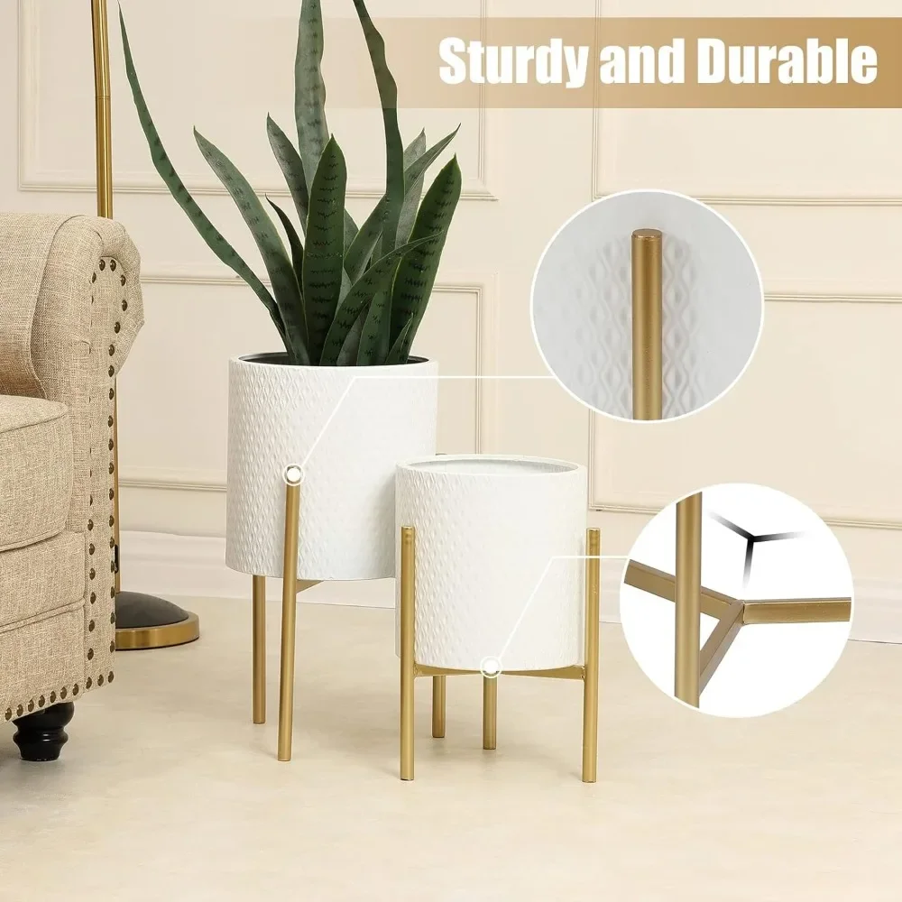 Zwei Pflanzgefäße mit goldenen Ständern im Wohnzimmer.