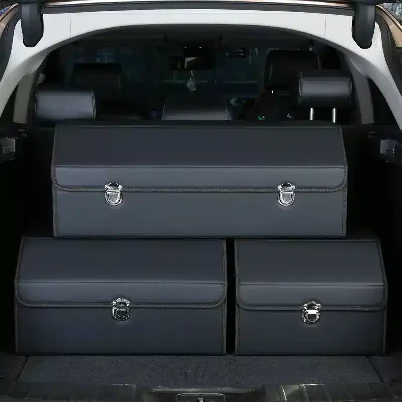 Auto-Kofferraum mit schwarzen Aufbewahrungsboxen.