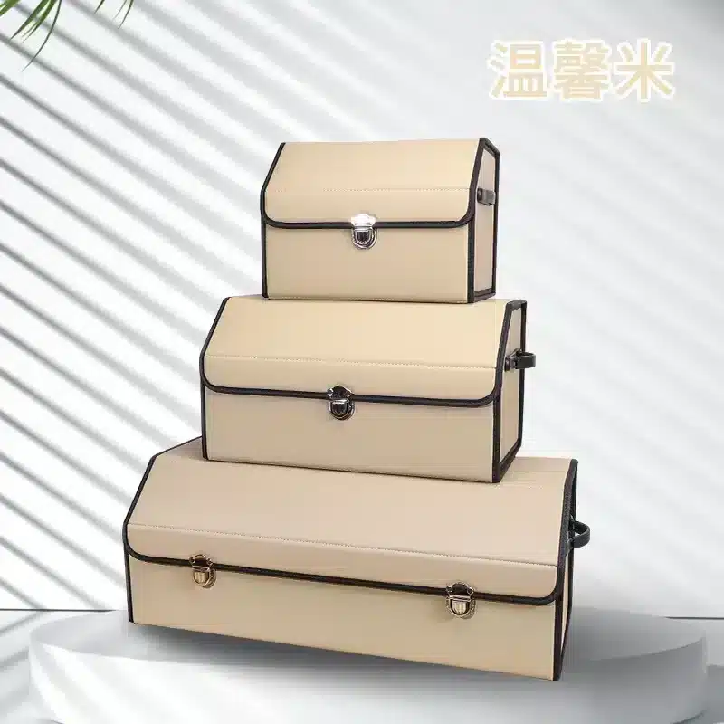 Drei stapelbare beige Aufbewahrungsboxen auf Podest.