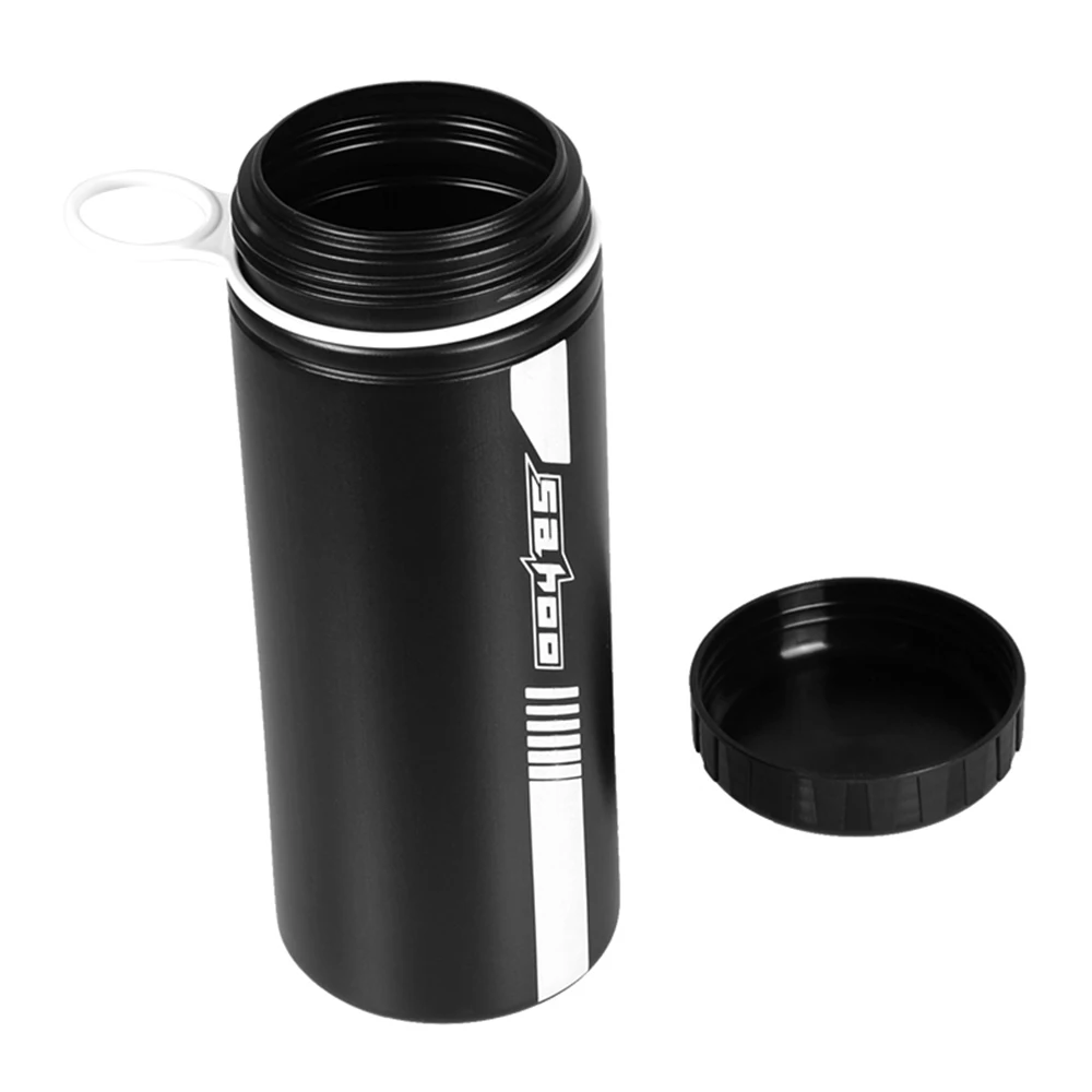 Schwarze Flasche mit abgenommenem Deckel, Sahoo-Logo
