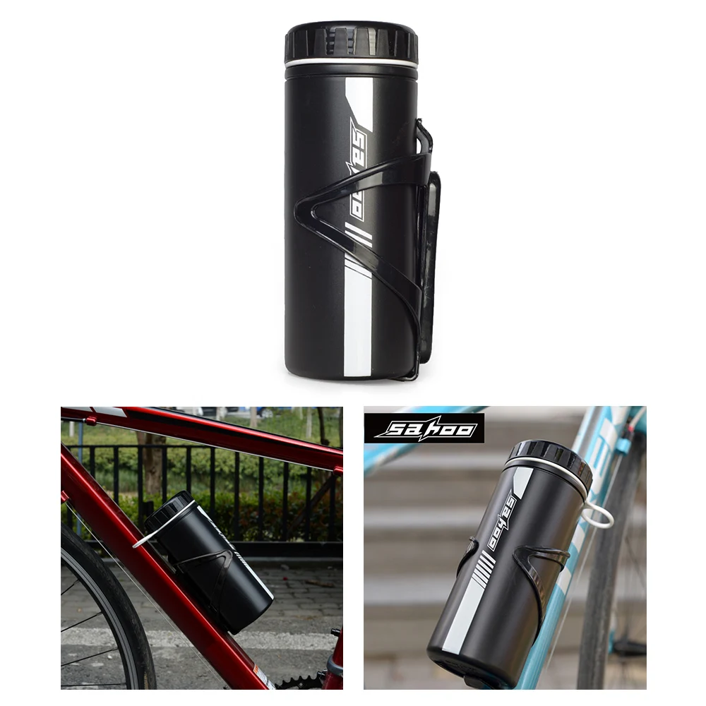 Schwarze Fahrradflasche im Halter am Rahmen befestigt.