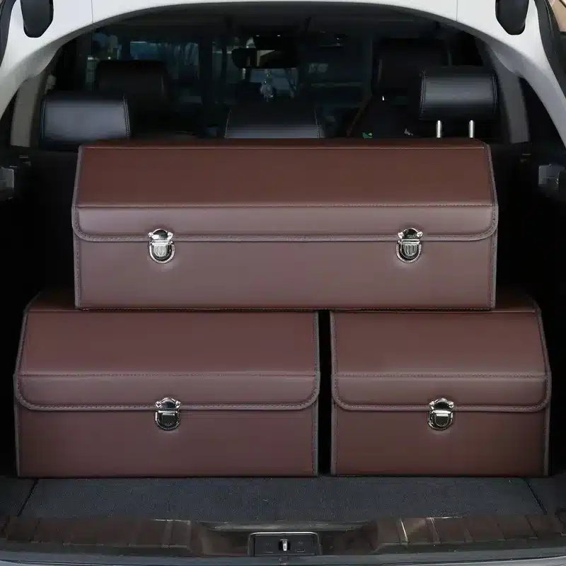 Braune Aufbewahrungsboxen im Auto-Kofferraum gestapelt.