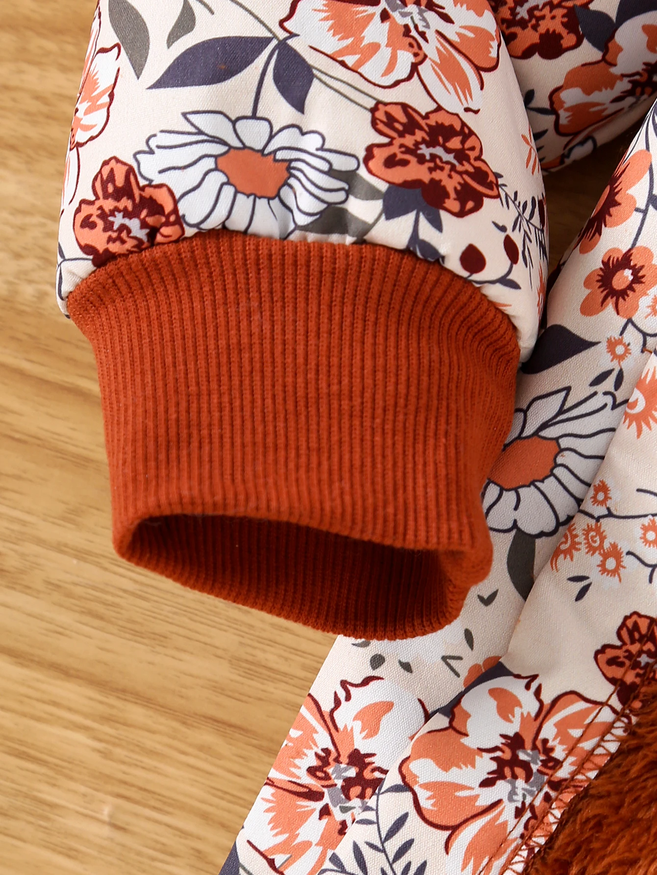 Mädchen-Kapuzenjacke mit Blumenmuster und Fleecefutter – Bild 5